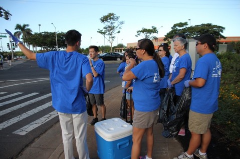 Elefante leads campaign volunteers at Kamehameha Highway clean-up project in Pearl City